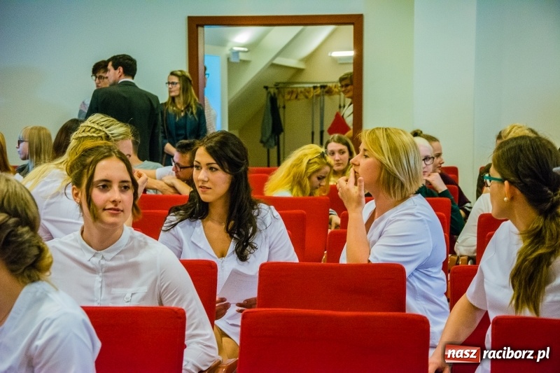 Zdjęcie w galerii na portalu naszraciborz.pl: Studenci pielęgniarstwa w raciborskiej PWSZ odebrali czepki na Zamku Piastowskim wiadomości z regionu