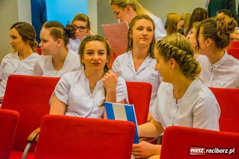 Zdjęcie w galerii na portalu naszraciborz.pl: Studenci pielęgniarstwa w raciborskiej PWSZ odebrali czepki na Zamku Piastowskim wiadomości z regionu