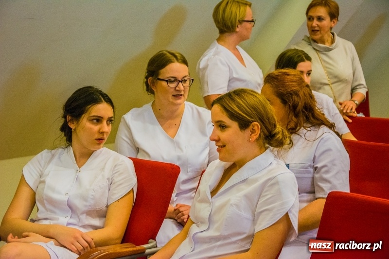 Zdjęcie w galerii na portalu naszraciborz.pl: Studenci pielęgniarstwa w raciborskiej PWSZ odebrali czepki na Zamku Piastowskim wiadomości z regionu