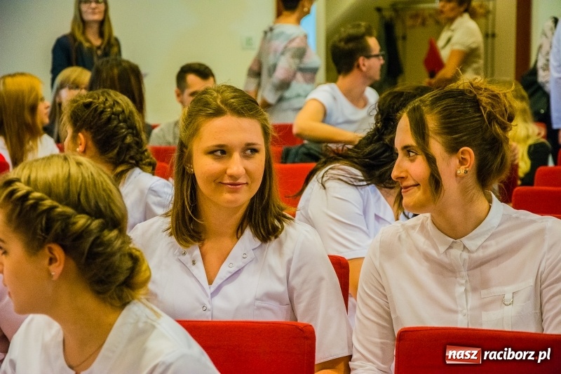 Zdjęcie w galerii na portalu naszraciborz.pl: Studenci pielęgniarstwa w raciborskiej PWSZ odebrali czepki na Zamku Piastowskim wiadomości z regionu