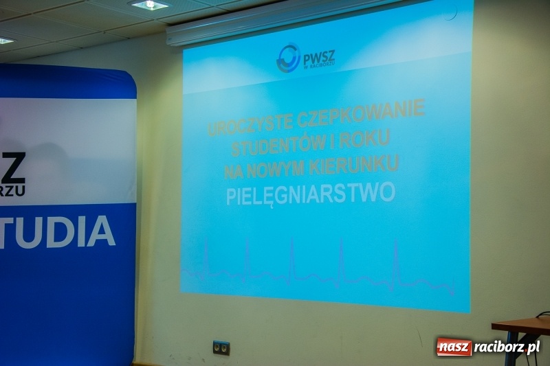 Zdjęcie w galerii na portalu naszraciborz.pl: Studenci pielęgniarstwa w raciborskiej PWSZ odebrali czepki na Zamku Piastowskim wiadomości z regionu