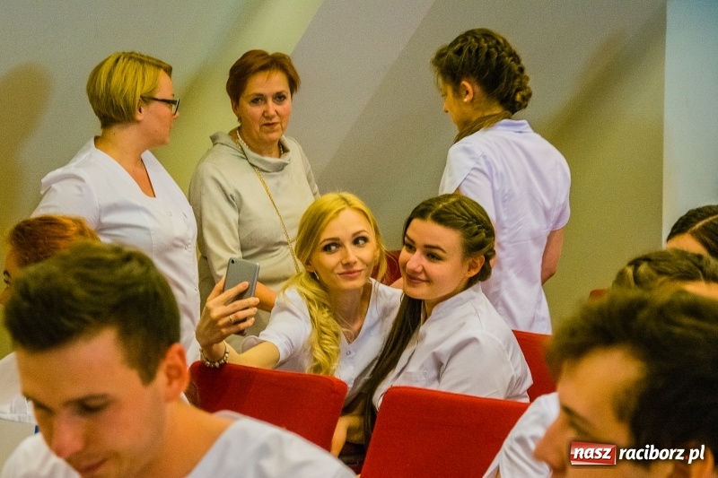 Zdjęcie w galerii na portalu naszraciborz.pl: Studenci pielęgniarstwa w raciborskiej PWSZ odebrali czepki na Zamku Piastowskim wiadomości z regionu
