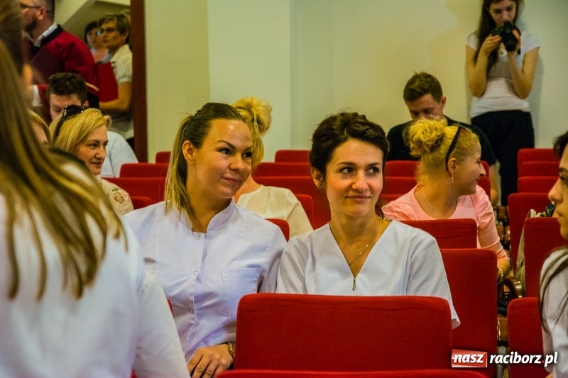 Zdjęcie w galerii na portalu naszraciborz.pl: Studenci pielęgniarstwa w raciborskiej PWSZ odebrali czepki na Zamku Piastowskim wiadomości z regionu