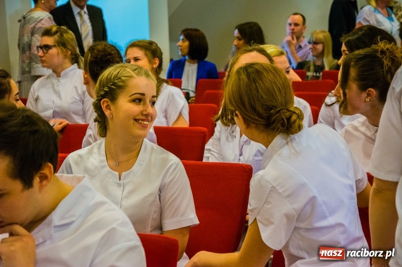 Zdjęcie w galerii na portalu naszraciborz.pl: Studenci pielęgniarstwa w raciborskiej PWSZ odebrali czepki na Zamku Piastowskim wiadomości z regionu
