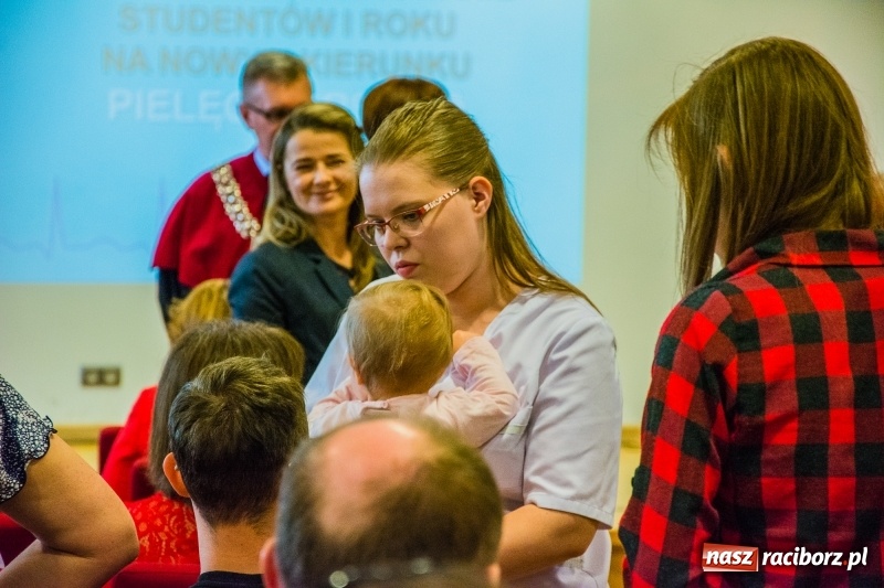 Zdjęcie w galerii na portalu naszraciborz.pl: Studenci pielęgniarstwa w raciborskiej PWSZ odebrali czepki na Zamku Piastowskim wiadomości z regionu