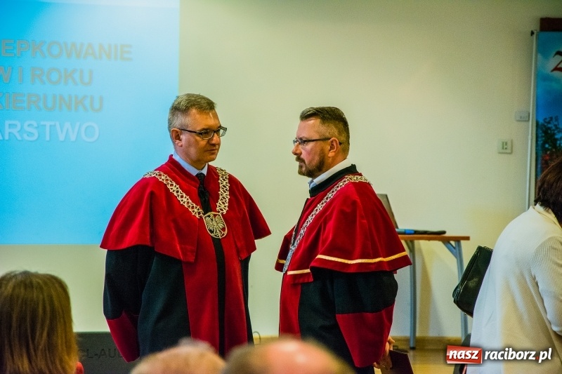 Zdjęcie w galerii na portalu naszraciborz.pl: Studenci pielęgniarstwa w raciborskiej PWSZ odebrali czepki na Zamku Piastowskim wiadomości z regionu