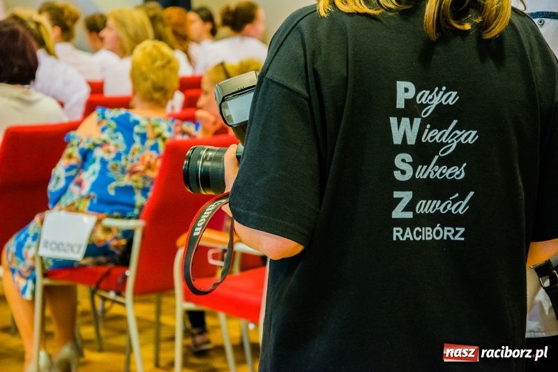Zdjęcie w galerii na portalu naszraciborz.pl: Studenci pielęgniarstwa w raciborskiej PWSZ odebrali czepki na Zamku Piastowskim wiadomości z regionu