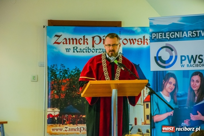 Zdjęcie w galerii na portalu naszraciborz.pl: Studenci pielęgniarstwa w raciborskiej PWSZ odebrali czepki na Zamku Piastowskim wiadomości z regionu