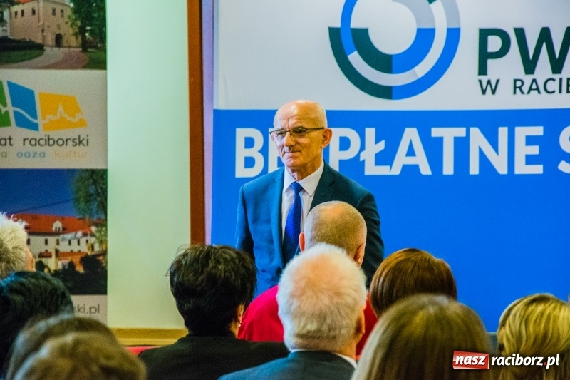 Zdjęcie w galerii na portalu naszraciborz.pl: Studenci pielęgniarstwa w raciborskiej PWSZ odebrali czepki na Zamku Piastowskim wiadomości z regionu