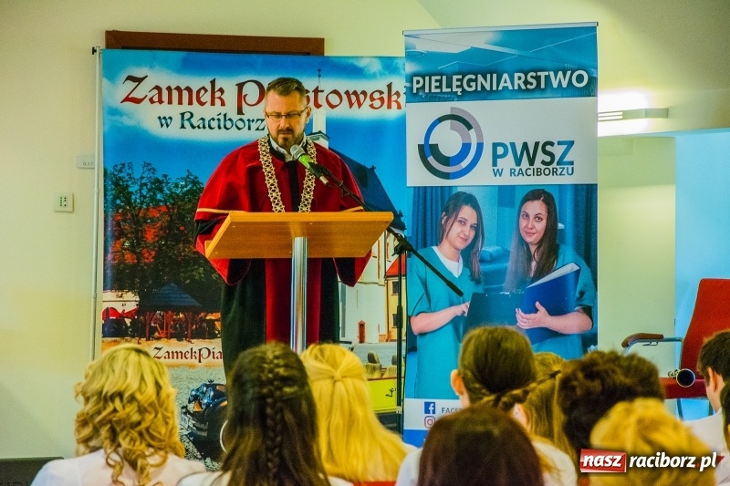 Zdjęcie w galerii na portalu naszraciborz.pl: Studenci pielęgniarstwa w raciborskiej PWSZ odebrali czepki na Zamku Piastowskim wiadomości z regionu