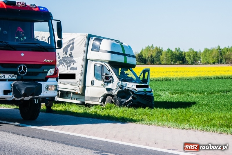 Zdjęcie w galerii na portalu naszraciborz.pl: 100 tysięcy złotych strat po zderzeniu ciągnika z dostawczakiem na DK 45 wiadomości z regionu