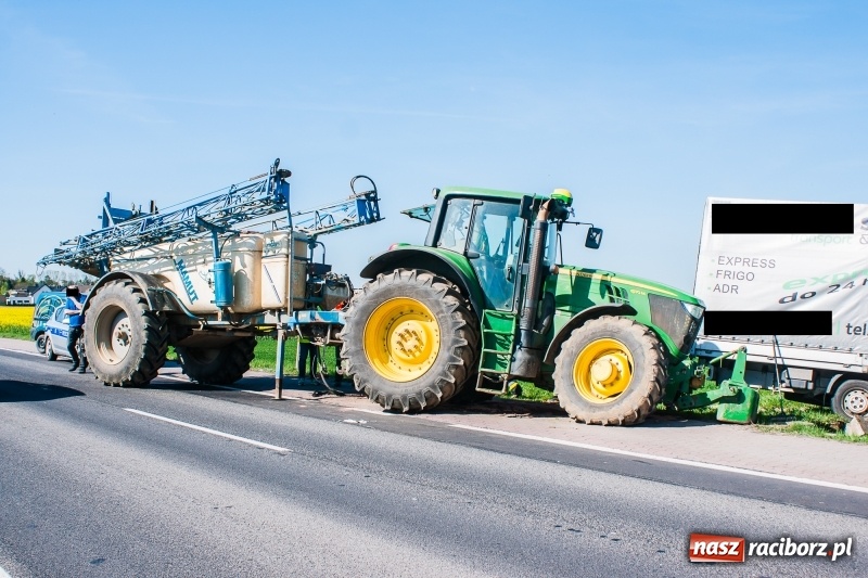 Zdjęcie w galerii na portalu naszraciborz.pl: 100 tysięcy złotych strat po zderzeniu ciągnika z dostawczakiem na DK 45 wiadomości z regionu