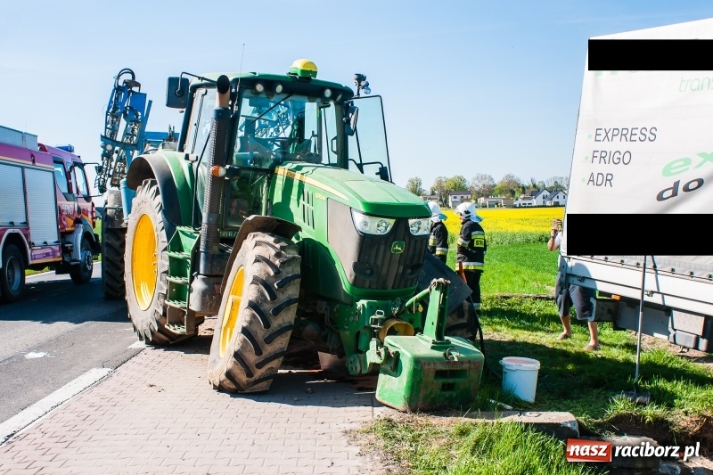Zdjęcie w galerii na portalu naszraciborz.pl: 100 tysięcy złotych strat po zderzeniu ciągnika z dostawczakiem na DK 45 wiadomości z regionu