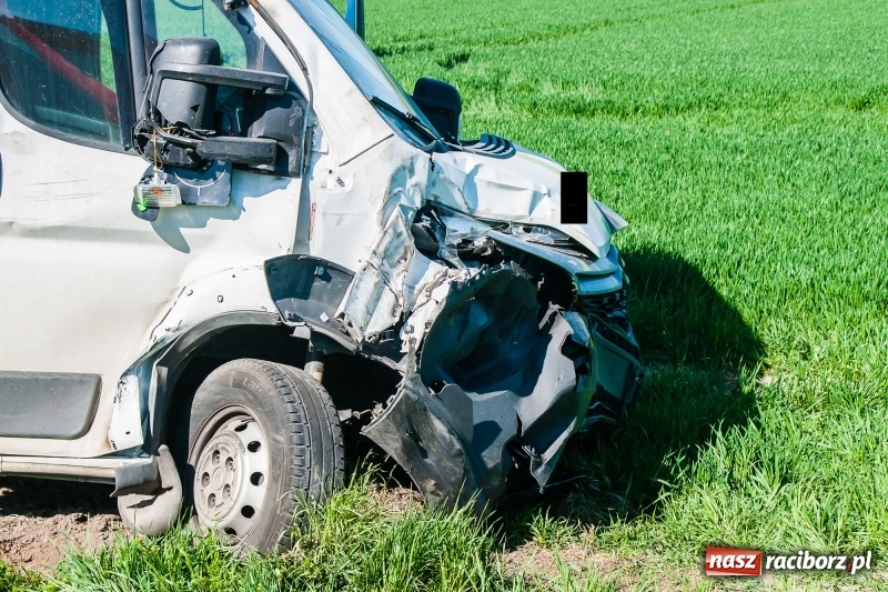 Zdjęcie w galerii na portalu naszraciborz.pl: 100 tysięcy złotych strat po zderzeniu ciągnika z dostawczakiem na DK 45 wiadomości z regionu