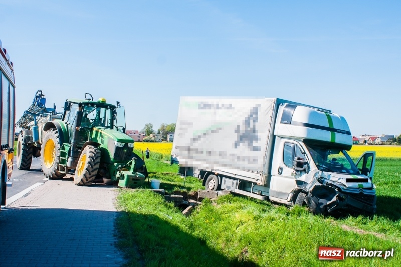 Zdjęcie w galerii na portalu naszraciborz.pl: 100 tysięcy złotych strat po zderzeniu ciągnika z dostawczakiem na DK 45 wiadomości z regionu