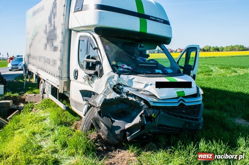 Zdjęcie w galerii na portalu naszraciborz.pl: 100 tysięcy złotych strat po zderzeniu ciągnika z dostawczakiem na DK 45 wiadomości z regionu