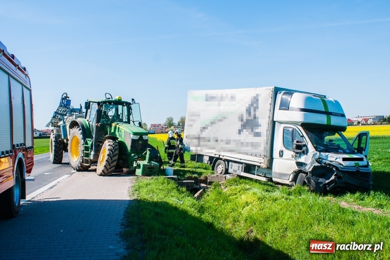 Zdjęcie w galerii na portalu naszraciborz.pl: 100 tysięcy złotych strat po zderzeniu ciągnika z dostawczakiem na DK 45 wiadomości z regionu
