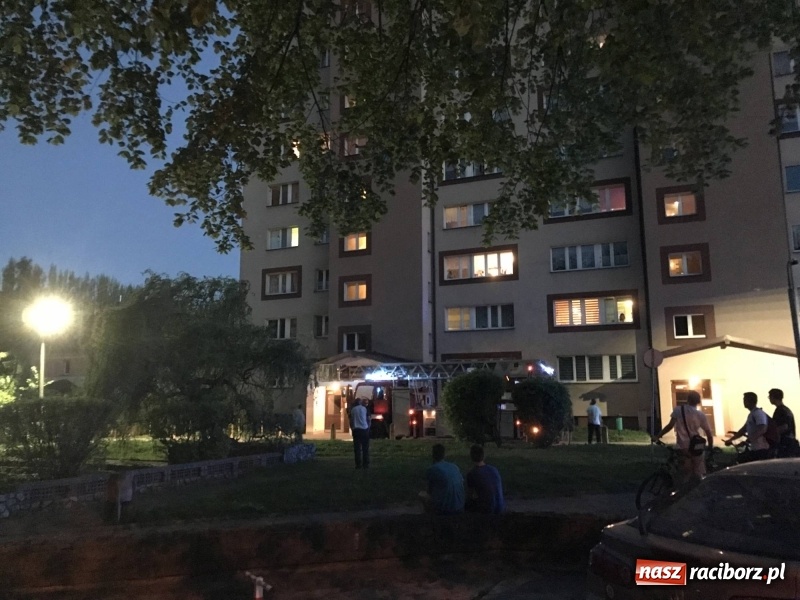 Zdjęcie w galerii na portalu naszraciborz.pl: Przy Słowackiego rozpoczęli sezon grillowy... na dachu wieżowca FOTO i WIDEO wiadomości z regionu