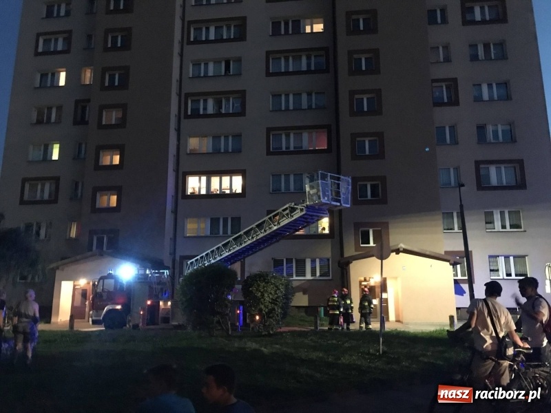 Zdjęcie w galerii na portalu naszraciborz.pl: Przy Słowackiego rozpoczęli sezon grillowy... na dachu wieżowca FOTO i WIDEO wiadomości z regionu