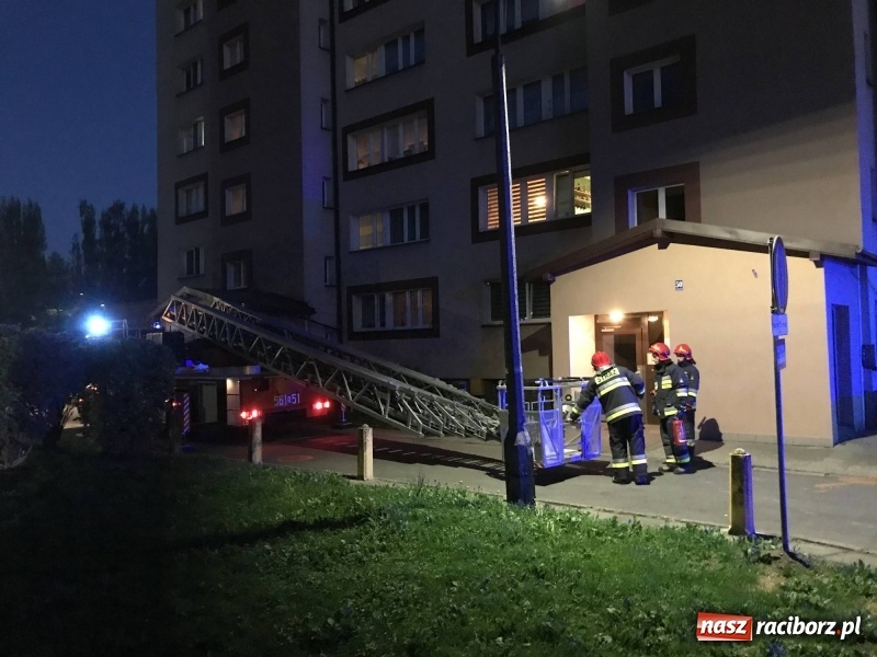 Zdjęcie w galerii na portalu naszraciborz.pl: Przy Słowackiego rozpoczęli sezon grillowy... na dachu wieżowca FOTO i WIDEO wiadomości z regionu
