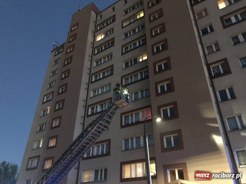 Zdjęcie w galerii na portalu naszraciborz.pl: Przy Słowackiego rozpoczęli sezon grillowy... na dachu wieżowca FOTO i WIDEO wiadomości z regionu