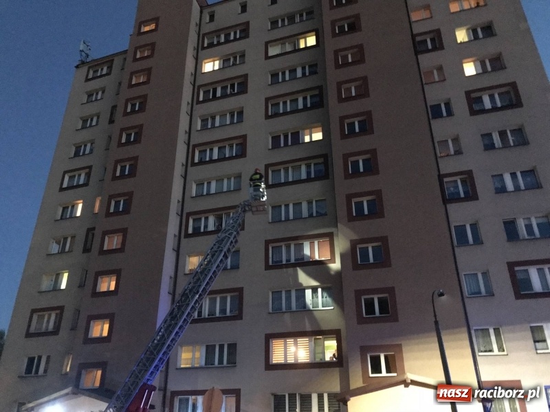 Zdjęcie w galerii na portalu naszraciborz.pl: Przy Słowackiego rozpoczęli sezon grillowy... na dachu wieżowca FOTO i WIDEO wiadomości z regionu