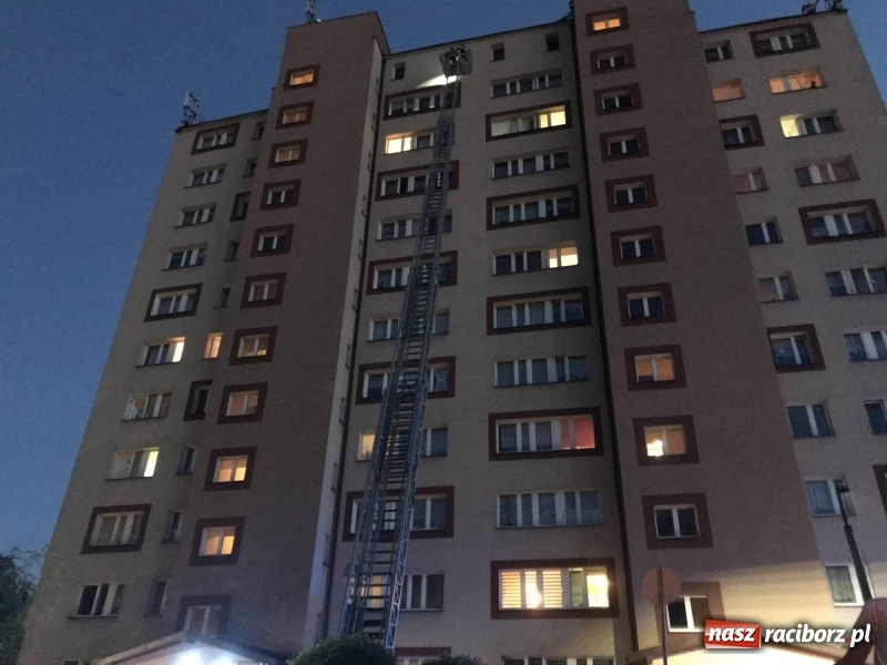 Zdjęcie w galerii na portalu naszraciborz.pl: Przy Słowackiego rozpoczęli sezon grillowy... na dachu wieżowca FOTO i WIDEO wiadomości z regionu