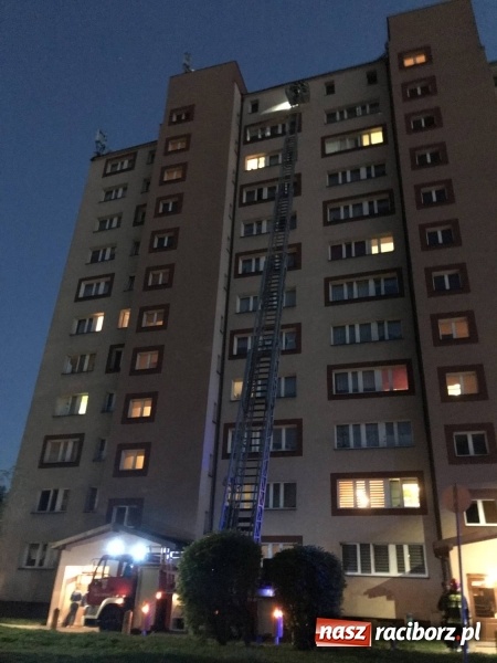 Zdjęcie w galerii na portalu naszraciborz.pl: Przy Słowackiego rozpoczęli sezon grillowy... na dachu wieżowca FOTO i WIDEO wiadomości z regionu