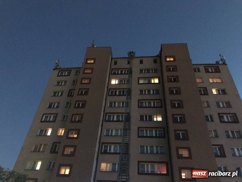 Zdjęcie w galerii na portalu naszraciborz.pl: Przy Słowackiego rozpoczęli sezon grillowy... na dachu wieżowca FOTO i WIDEO wiadomości z regionu