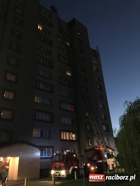 Zdjęcie w galerii na portalu naszraciborz.pl: Przy Słowackiego rozpoczęli sezon grillowy... na dachu wieżowca FOTO i WIDEO wiadomości z regionu