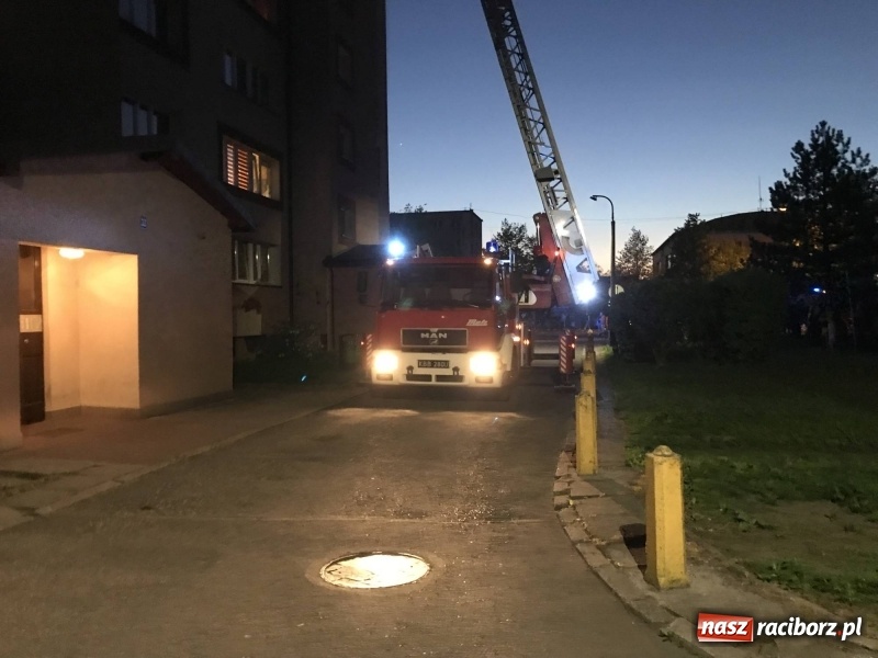 Zdjęcie w galerii na portalu naszraciborz.pl: Przy Słowackiego rozpoczęli sezon grillowy... na dachu wieżowca FOTO i WIDEO wiadomości z regionu