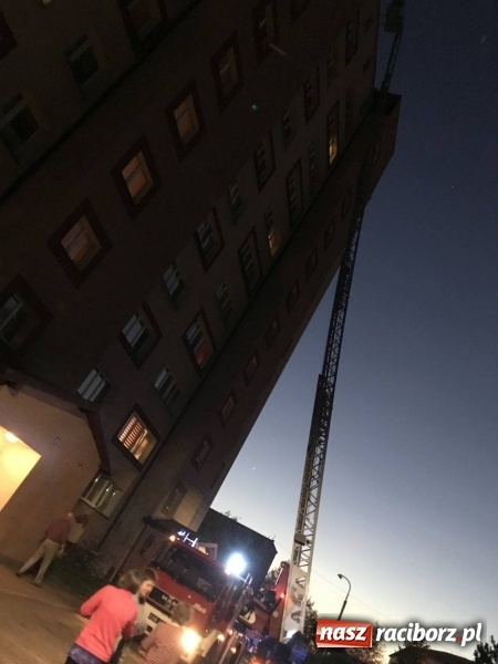 Zdjęcie w galerii na portalu naszraciborz.pl: Przy Słowackiego rozpoczęli sezon grillowy... na dachu wieżowca FOTO i WIDEO wiadomości z regionu