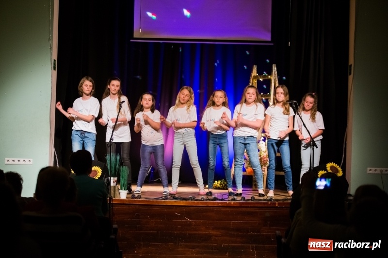 Zdjęcie w galerii na portalu naszraciborz.pl: Na wiosenną nutę w Młodzieżowym Domu Kultury w Raciborzu wiadomości z regionu