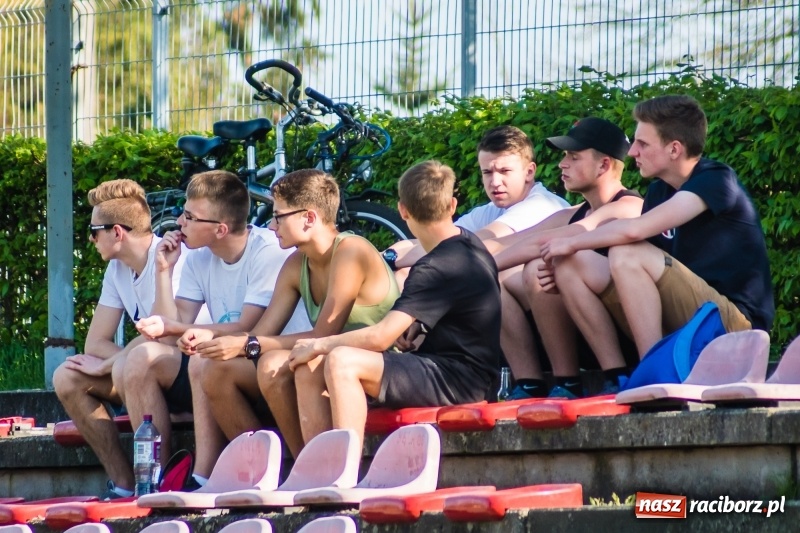 Zdjęcie w galerii na portalu naszraciborz.pl: Miał być spacerek, wyszła męczarnia. Podział punktów przy Tuwima wiadomości z regionu