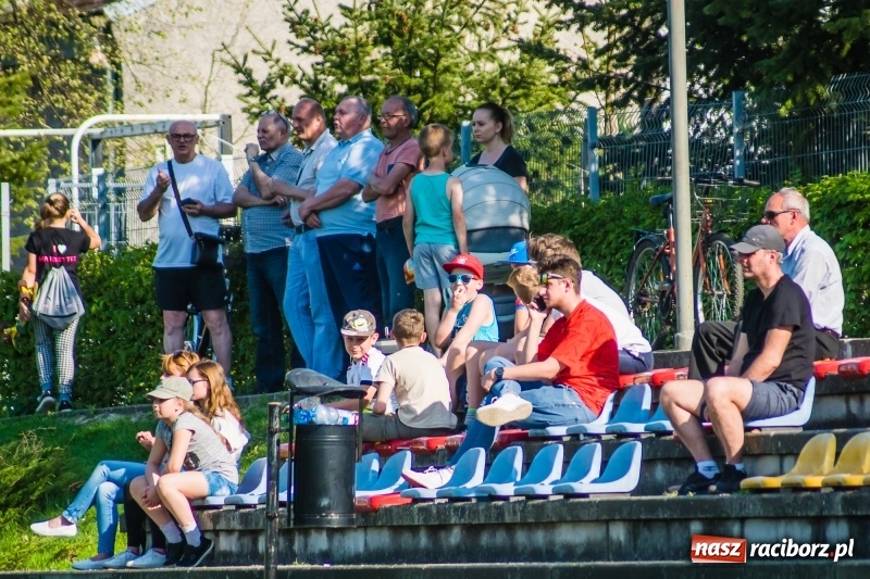 Zdjęcie w galerii na portalu naszraciborz.pl: Miał być spacerek, wyszła męczarnia. Podział punktów przy Tuwima wiadomości z regionu