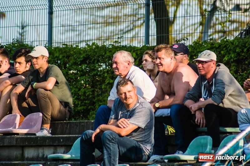 Zdjęcie w galerii na portalu naszraciborz.pl: Miał być spacerek, wyszła męczarnia. Podział punktów przy Tuwima wiadomości z regionu