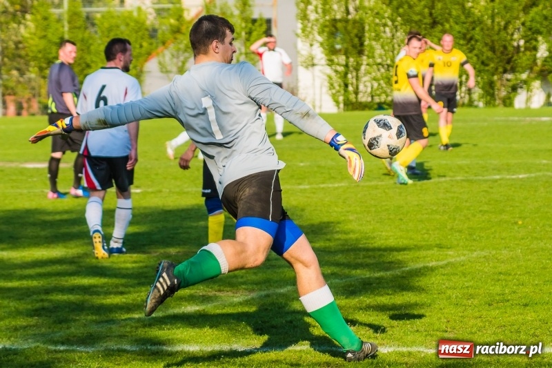 Zdjęcie w galerii na portalu naszraciborz.pl: Miał być spacerek, wyszła męczarnia. Podział punktów przy Tuwima wiadomości z regionu