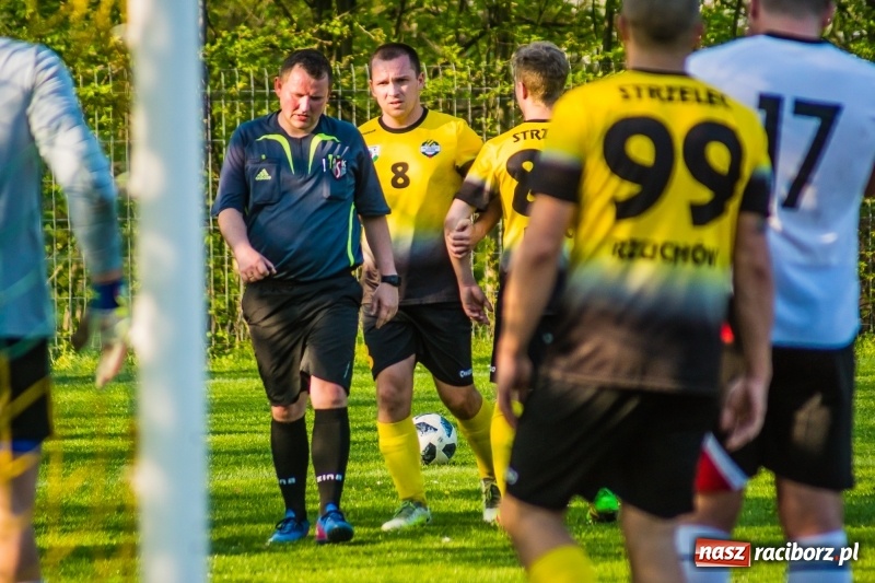 Zdjęcie w galerii na portalu naszraciborz.pl: Miał być spacerek, wyszła męczarnia. Podział punktów przy Tuwima wiadomości z regionu