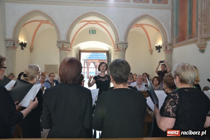 Zdjęcie w galerii na portalu naszraciborz.pl: Chór VIVO zaśpiewał w kaplicy zamkowej  wiadomości z regionu