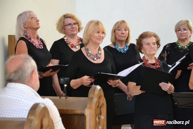 Zdjęcie w galerii na portalu naszraciborz.pl: Chór VIVO zaśpiewał w kaplicy zamkowej  wiadomości z regionu