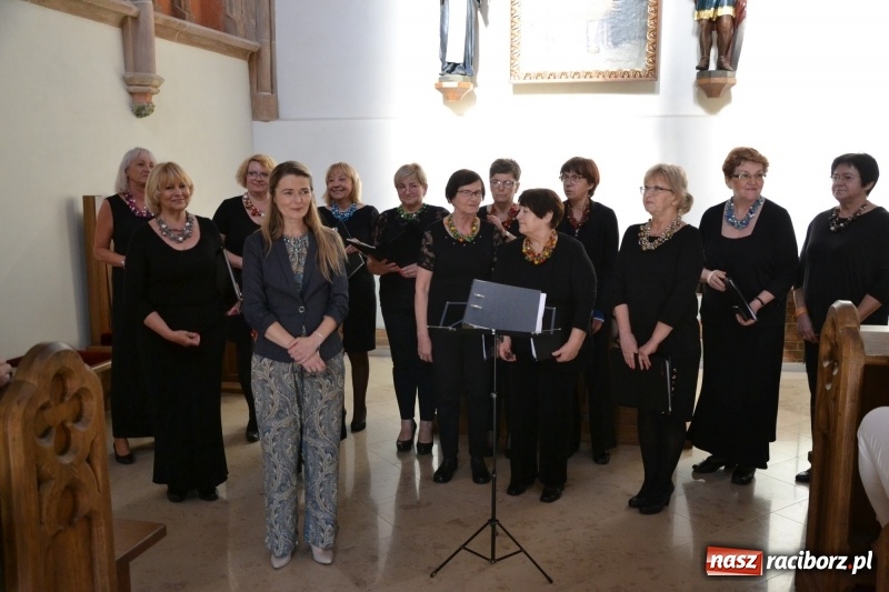 Zdjęcie w galerii na portalu naszraciborz.pl: Chór VIVO zaśpiewał w kaplicy zamkowej  wiadomości z regionu