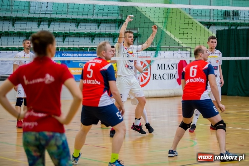 Zdjęcie w galerii na portalu naszraciborz.pl: Drugi dzień Eliminacji Mistrzostw Polski w Siatkówce Niesłyszących w Arenie Rafako wiadomości z regionu