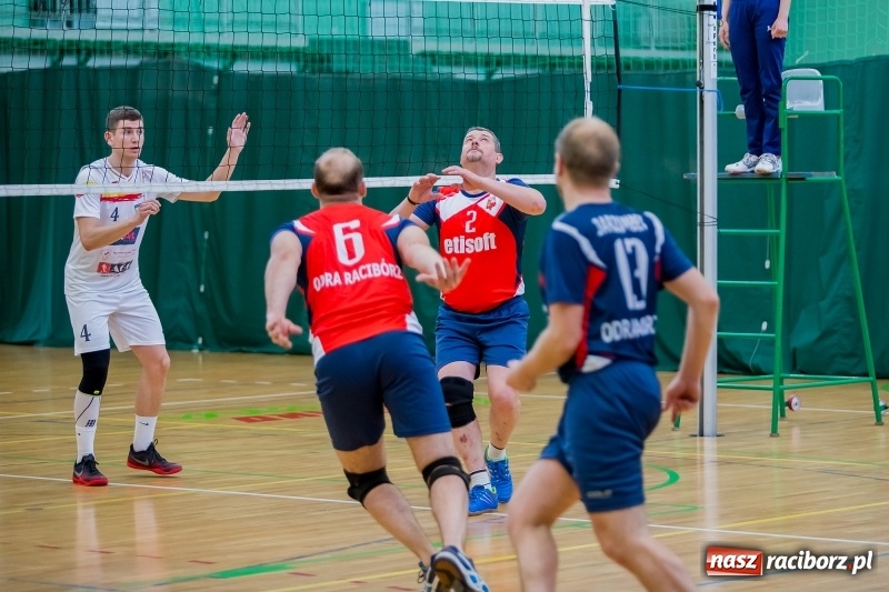 Zdjęcie w galerii na portalu naszraciborz.pl: Drugi dzień Eliminacji Mistrzostw Polski w Siatkówce Niesłyszących w Arenie Rafako wiadomości z regionu