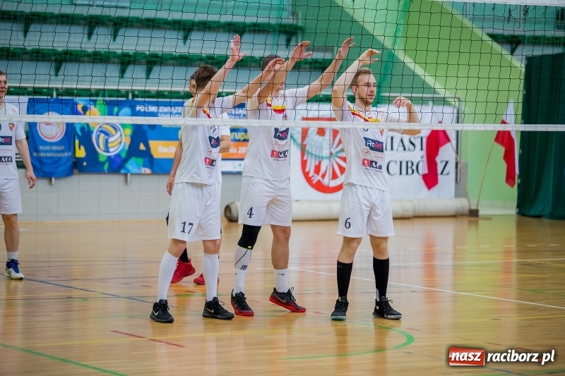 Zdjęcie w galerii na portalu naszraciborz.pl: Drugi dzień Eliminacji Mistrzostw Polski w Siatkówce Niesłyszących w Arenie Rafako wiadomości z regionu