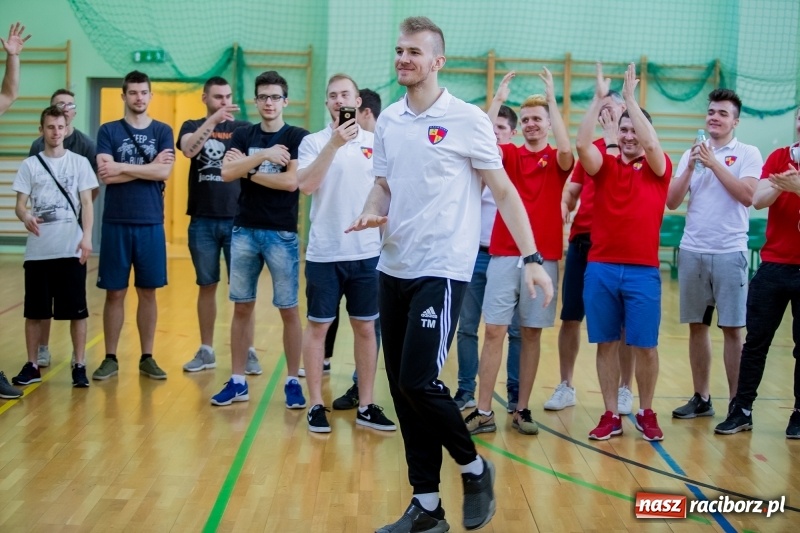 Zdjęcie w galerii na portalu naszraciborz.pl: Drugi dzień Eliminacji Mistrzostw Polski w Siatkówce Niesłyszących w Arenie Rafako wiadomości z regionu