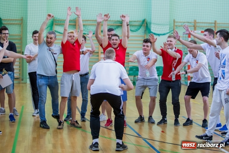 Zdjęcie w galerii na portalu naszraciborz.pl: Drugi dzień Eliminacji Mistrzostw Polski w Siatkówce Niesłyszących w Arenie Rafako wiadomości z regionu