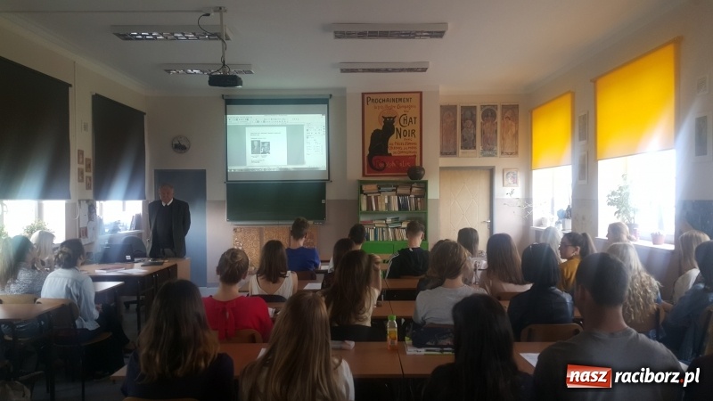 Zdjęcie w galerii na portalu naszraciborz.pl: Profesor z Uniwersytetu Jagiellońskiego wykładał w II LO  wiadomości z regionu