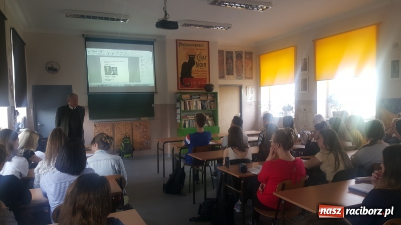 Zdjęcie w galerii na portalu naszraciborz.pl: Profesor z Uniwersytetu Jagiellońskiego wykładał w II LO  wiadomości z regionu