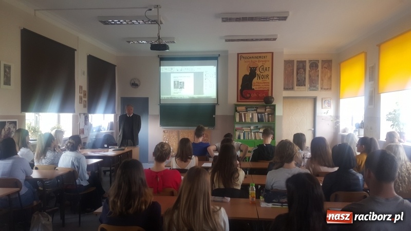 Zdjęcie w galerii na portalu naszraciborz.pl: Profesor z Uniwersytetu Jagiellońskiego wykładał w II LO  wiadomości z regionu