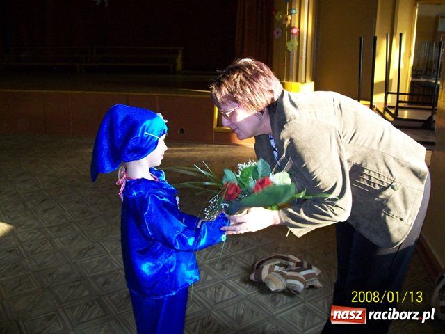 Zdjęcie w galerii na portalu naszraciborz.pl: Pasowanie na mażoretki w Baborowie wiadomości z regionu